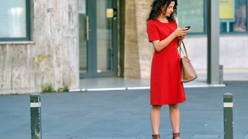 Czerwone sukienki maxi na studniówkę – eleganckie kreacje do studniówkowej sali balowej