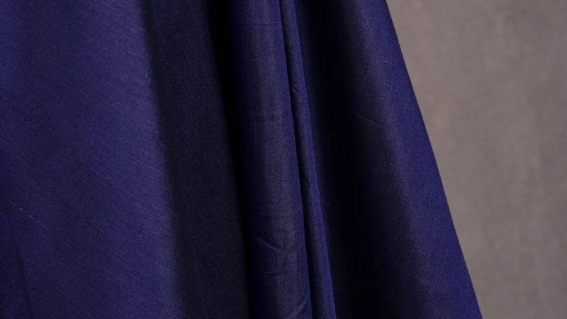 Poznaj tajemnice autentycznego jedwabiu: podstawowe cechy i sposoby rozpoznawania naturalnej jakości