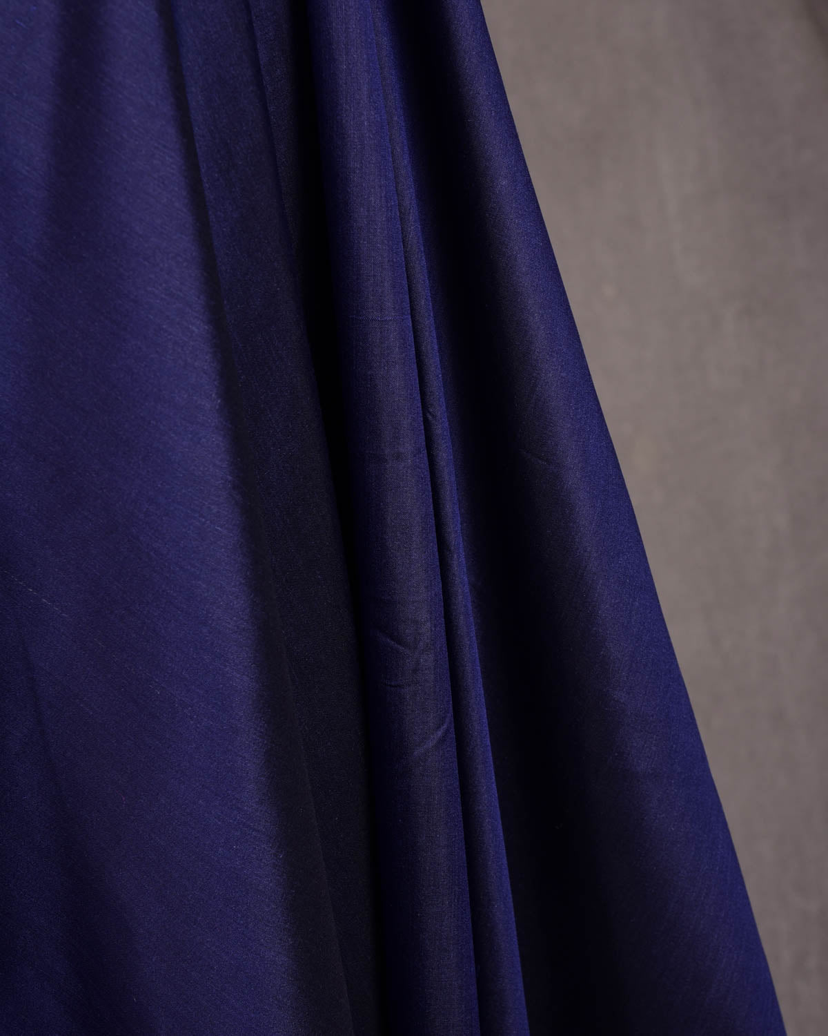 Poznaj tajemnice autentycznego jedwabiu: podstawowe cechy i sposoby rozpoznawania naturalnej jakości