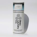 Zmiękcz sztywny len namaczając damskie ubranie w occie i ciepłej wodzie