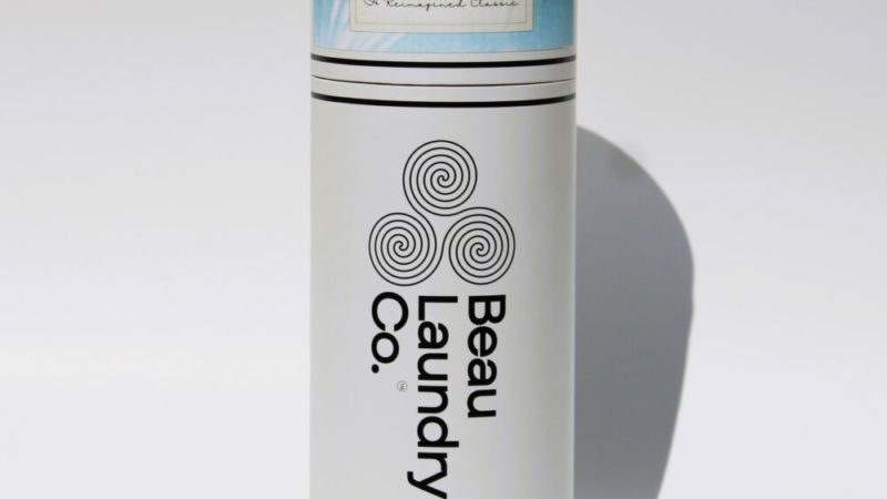 Sprawdzone sposoby na zmiękczenie sztywnych lnianych ubrań, które przywrócą im miękkość i komfort noszenia