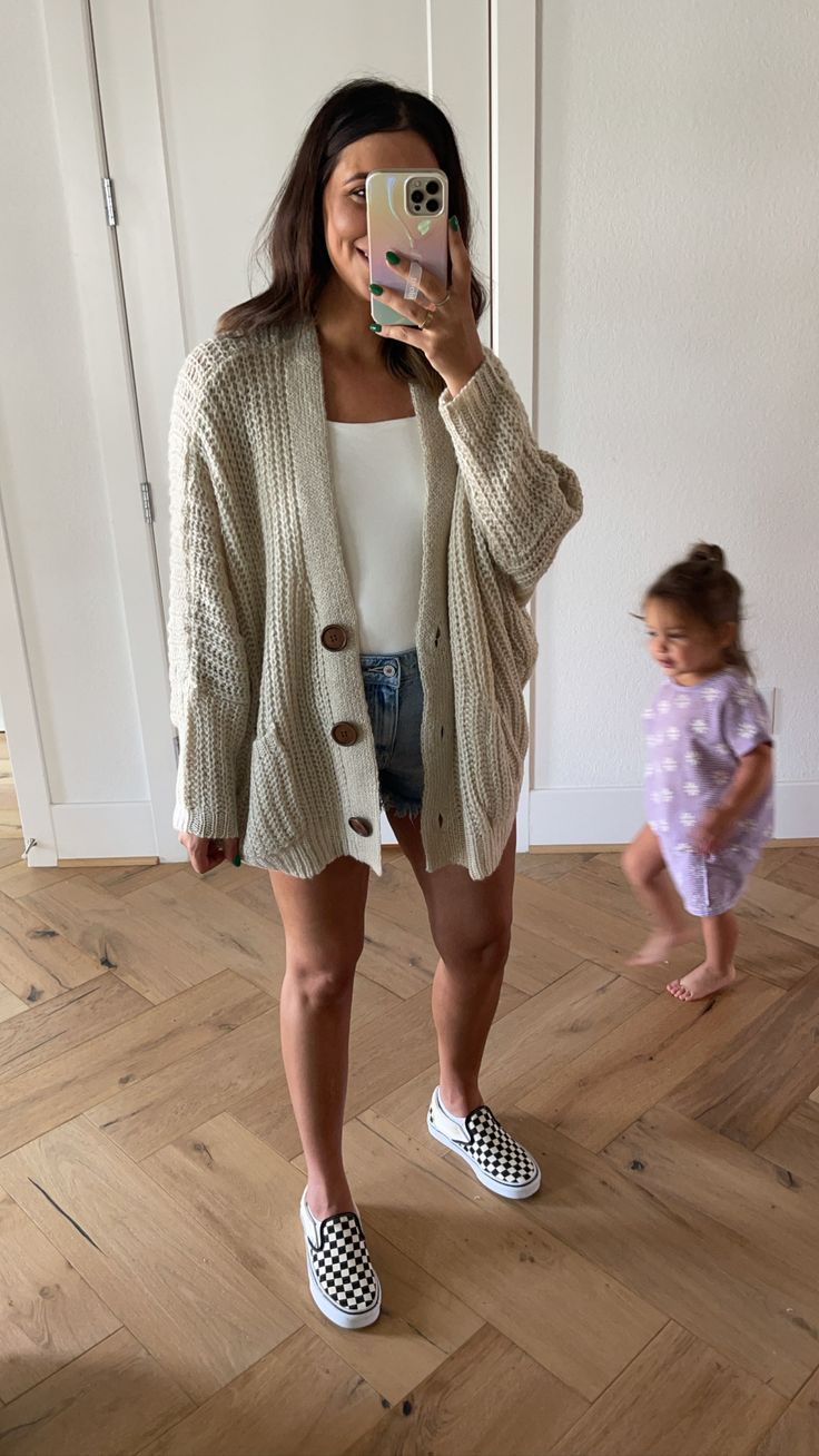 noś z obcisłymi spodniami i sneakersami