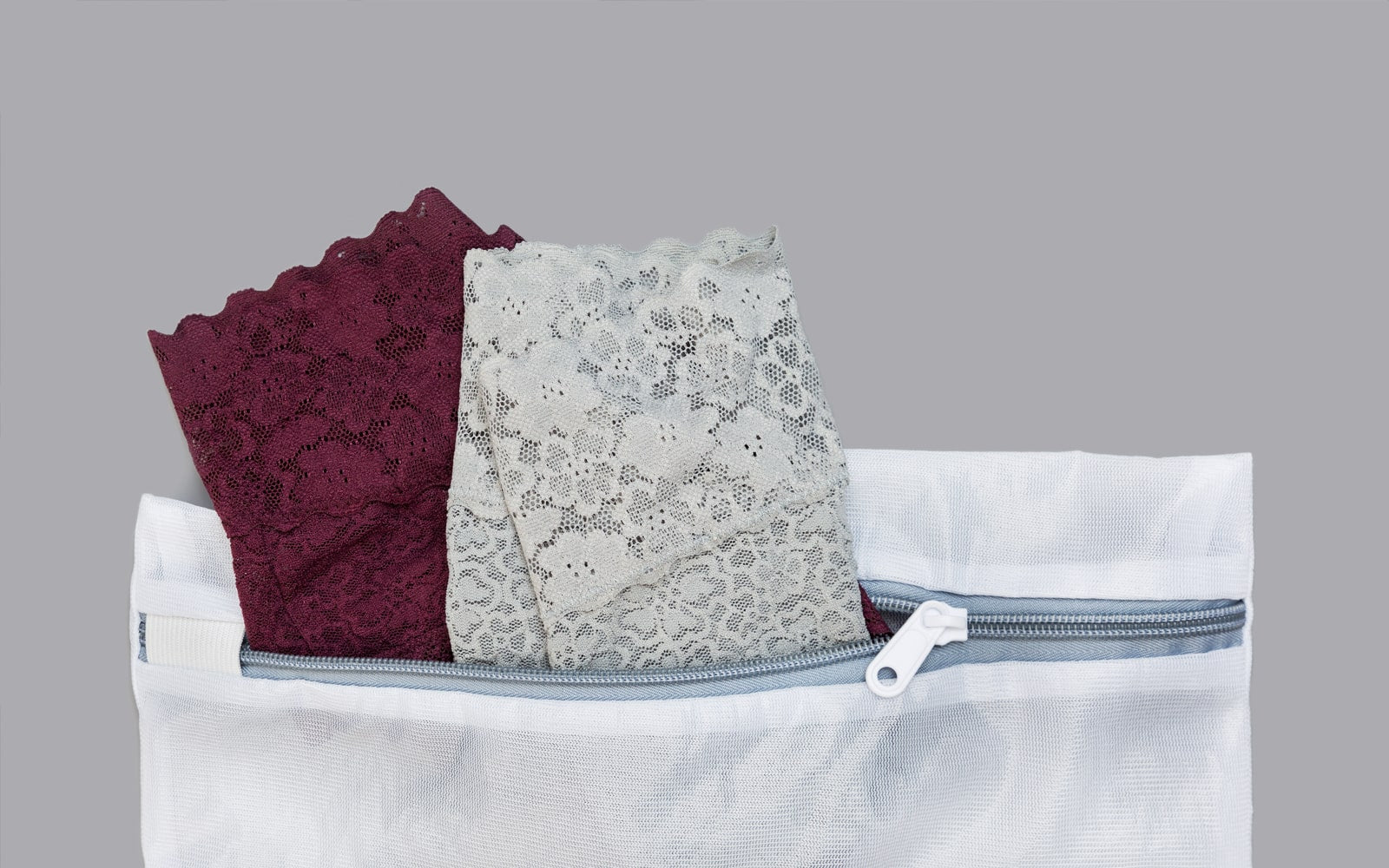 Delikatna sztuka pielęgnacji koronkowej bielizny – szczegóły prania które przedłużą życie Twoich najpiękniejszych kompletów