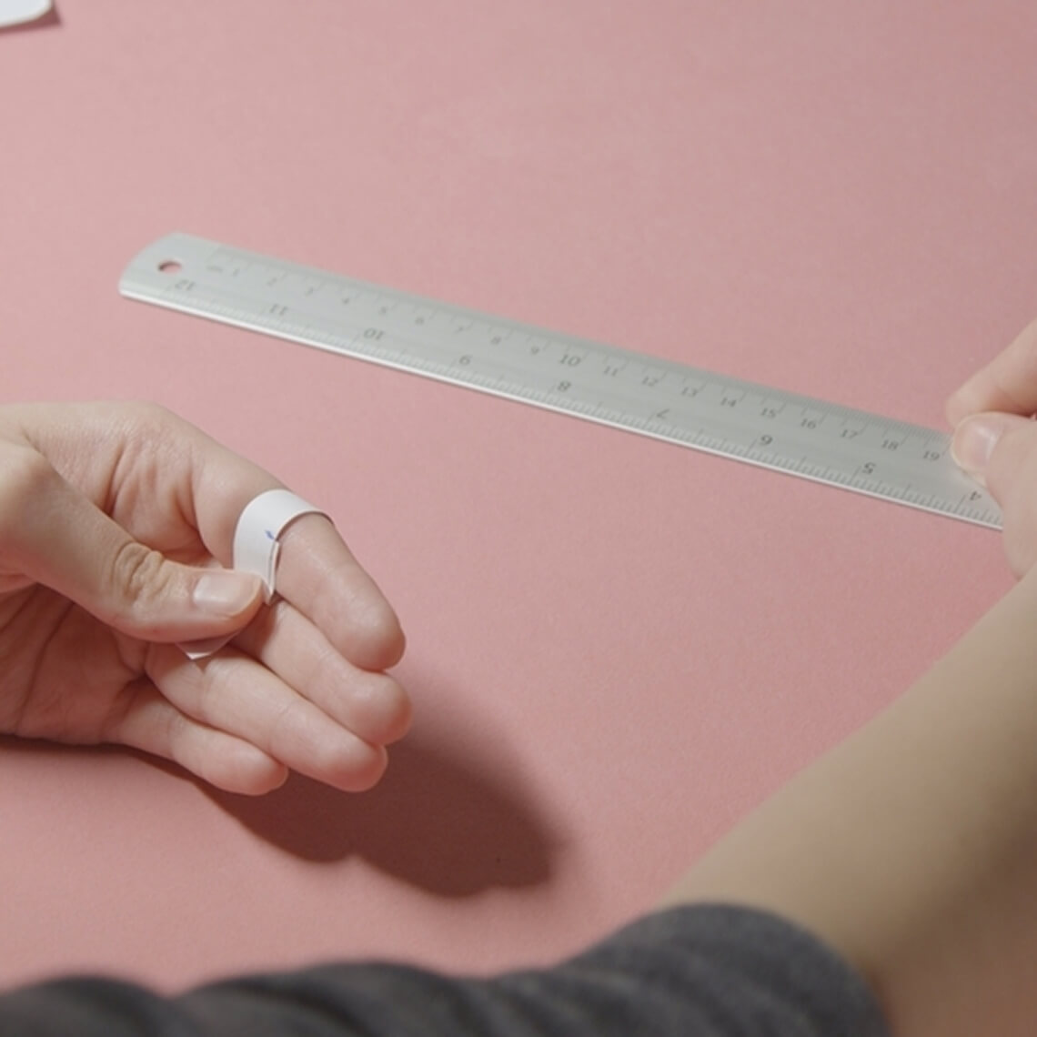 zmierz obwód palca nitką