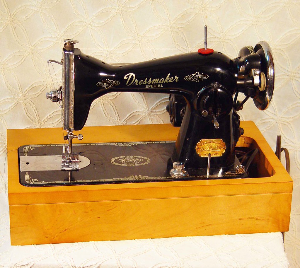 krawcowa prasująca garnitur żelazkiem parowym na desce do prasowania