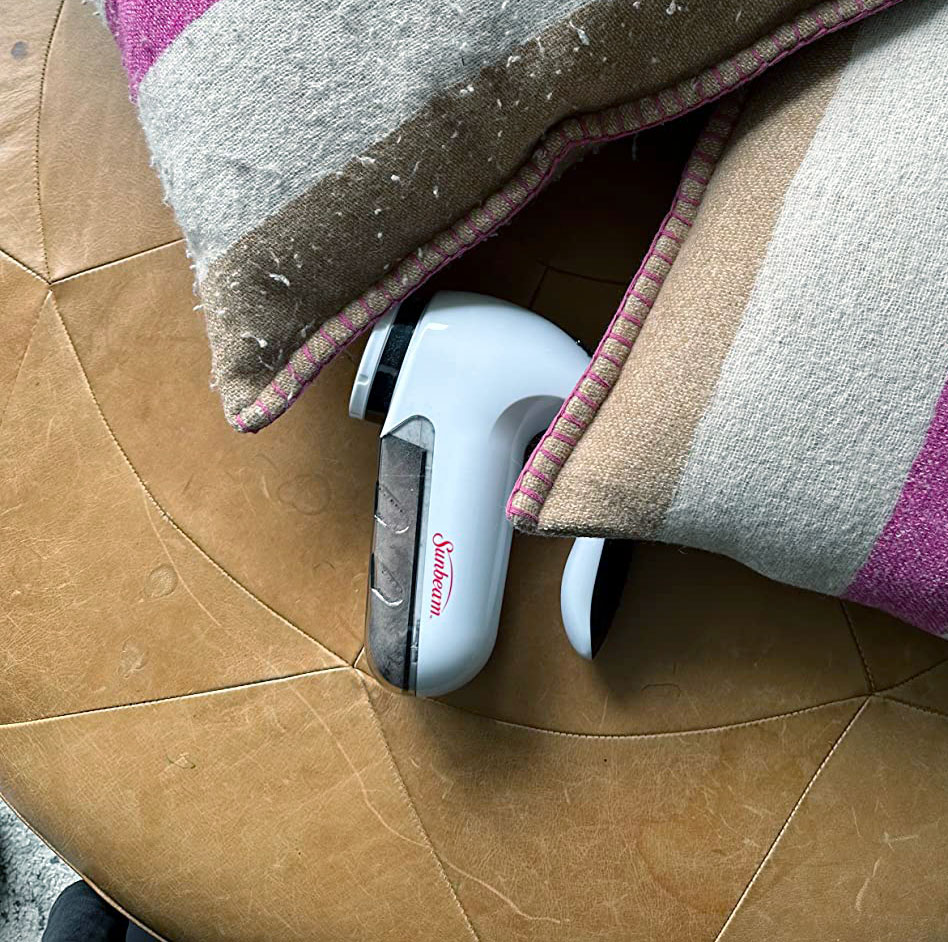 zestaw golarek do różnych ubrań zestaw golarek do ubrań różnych rozmiarów na drewnianym tle