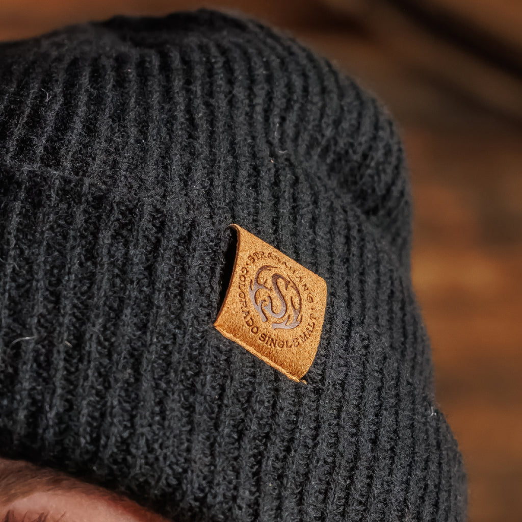 mężczyzna w lekkim swetrze merino idący szlakiem górskim jesienią