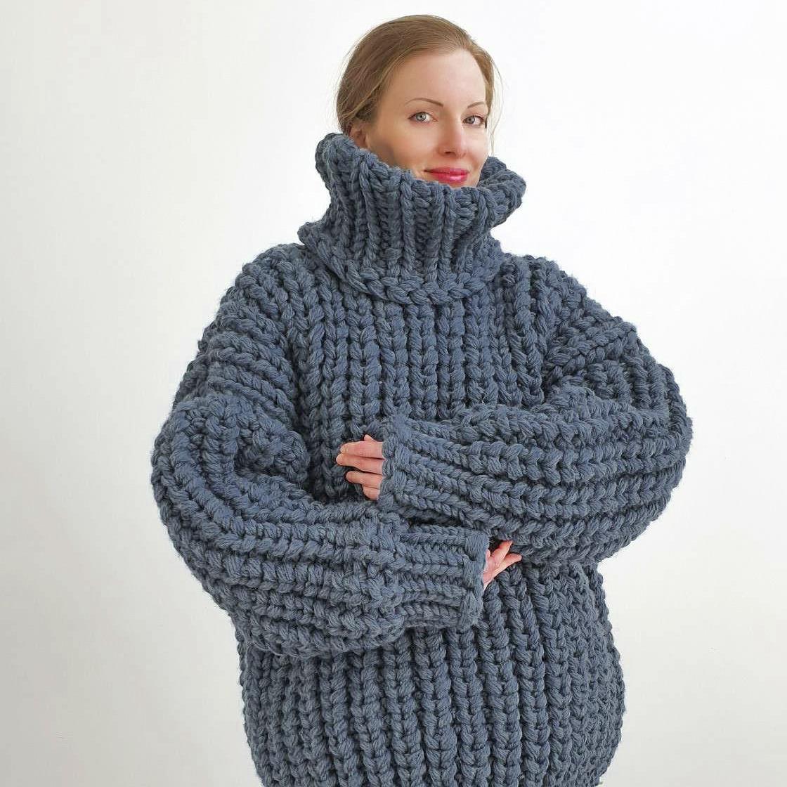 osoba w zimowym płaszczu z wełnianym swetrem stojąca na śniegu