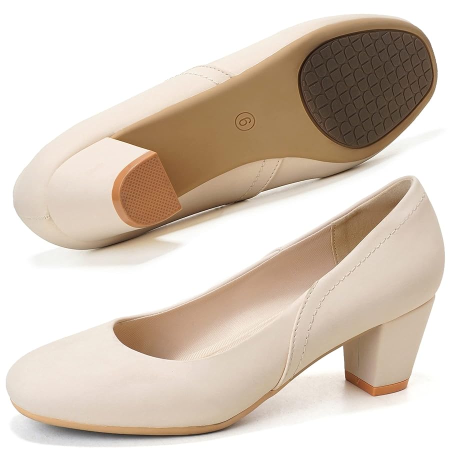 kobieta w beżowych szpilkach chodzi po hali magazynowej niosąc pudełko