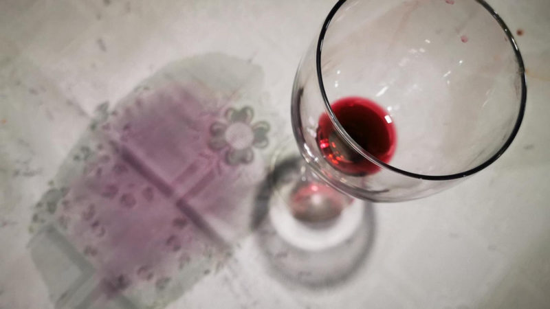 Plama z czerwonego wina na białym obrusie – jak ją usunąć domowymi sposobami, zanim wsiąknie na dobre?