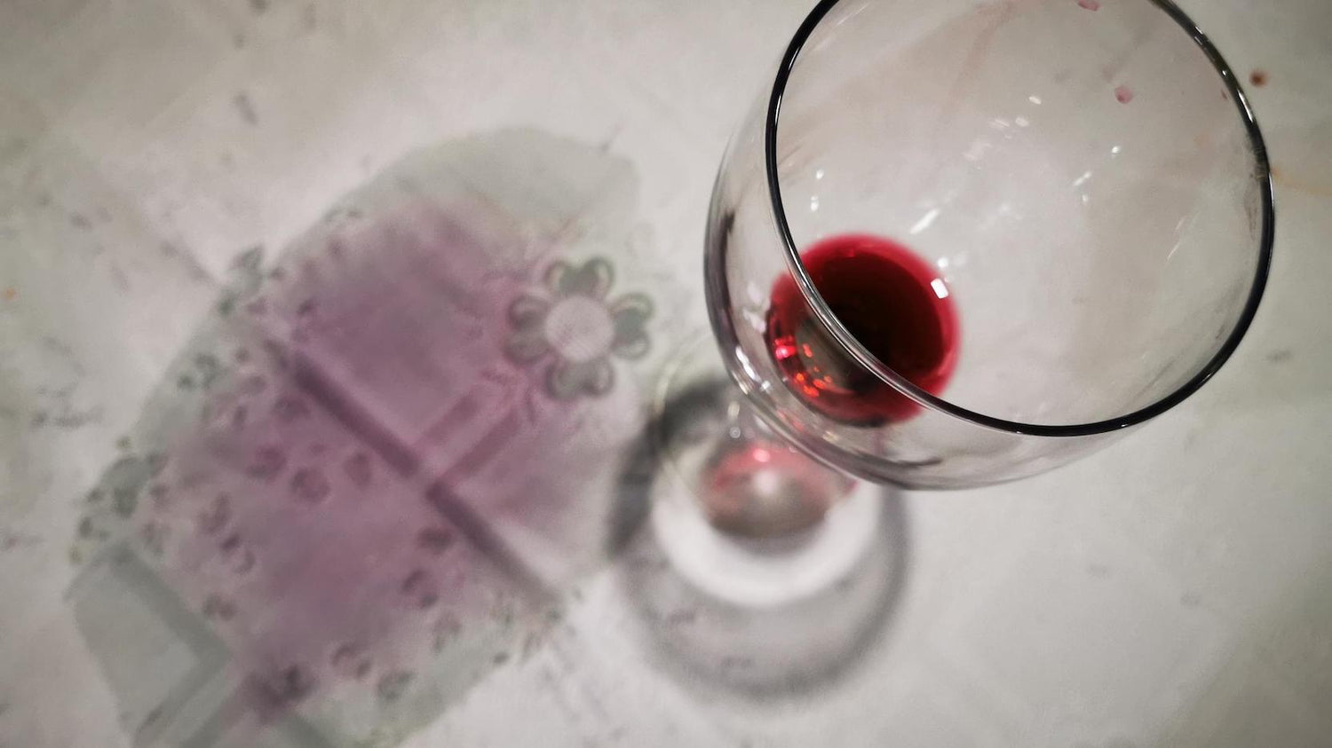 Plama z czerwonego wina na białym obrusie – jak ją usunąć domowymi sposobami, zanim wsiąknie na dobre?