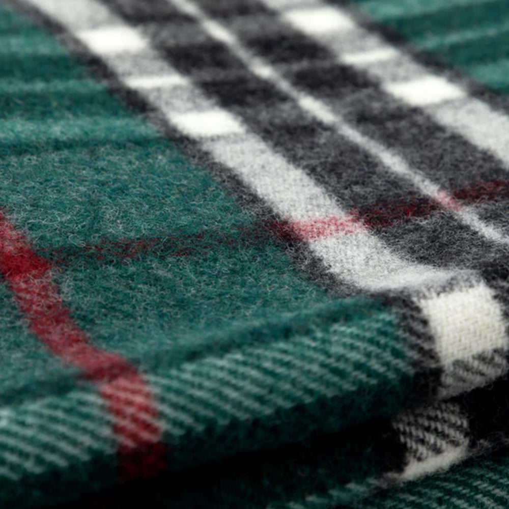 zbliżenie na delikatne kręcone białe włókna surowej wełny merynosowej