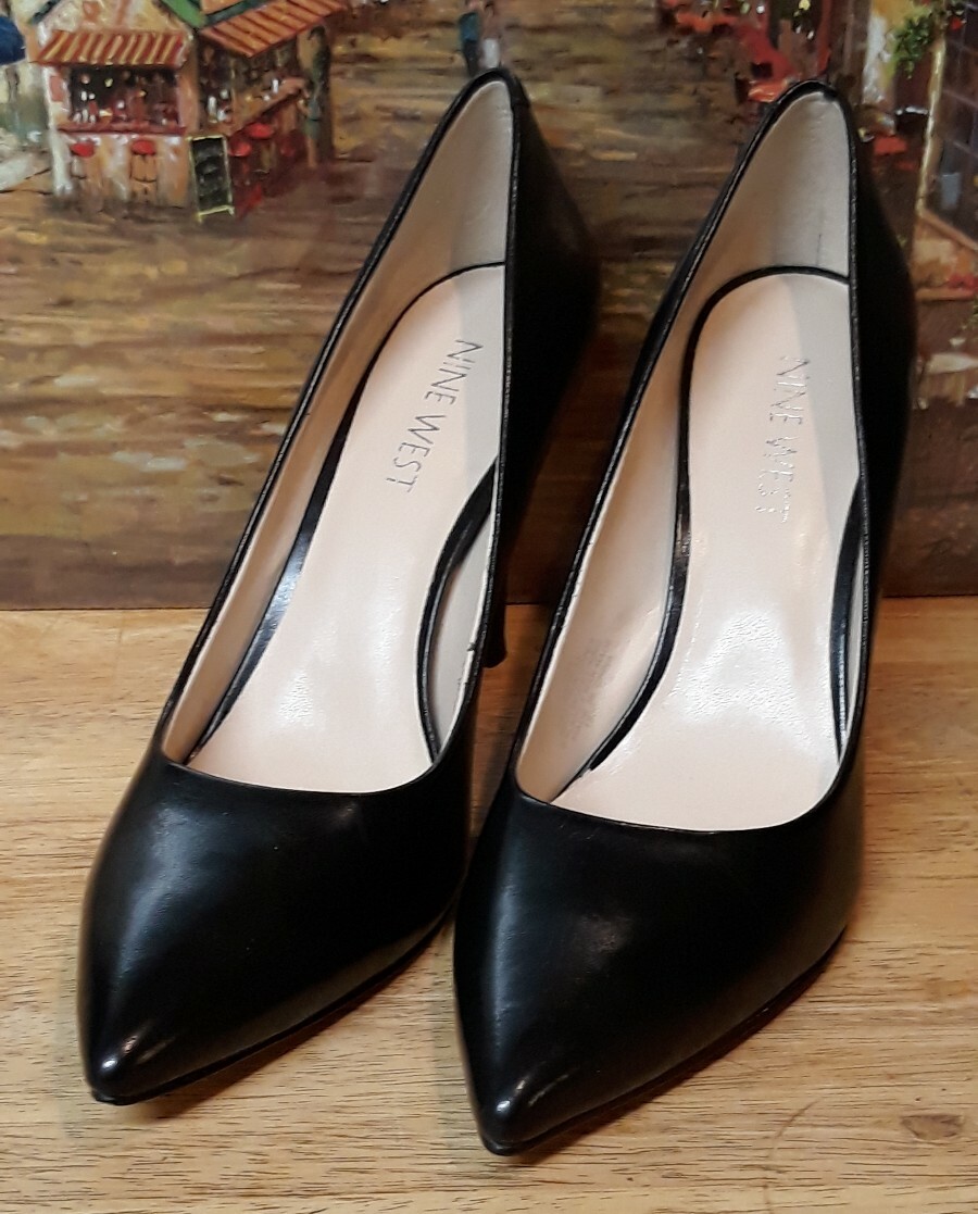 dwóch pracowników w szpilkach stoi przy taśmie produkcyjnej w fabryce