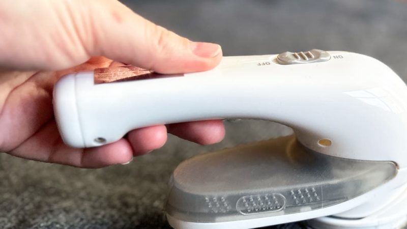 Golarka do ubrań – czy naprawdę ratuje zniszczone tkaniny i jak działa usuwanie mechacenia?