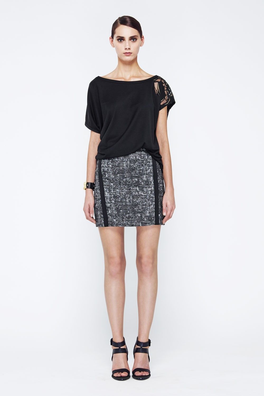 kobieta mierząca obwód talii centymetrem przed przymierzeniem spódnicy