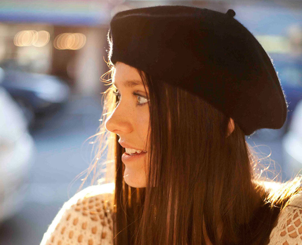 kobieta z owalną twarzą w czarnym kapeluszu fedora na ulicy