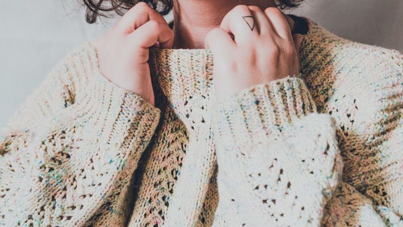 Tajemnica swędzenia wełnianych swetrów – co sprawia że naturalne włókna drażnią naszą skórę