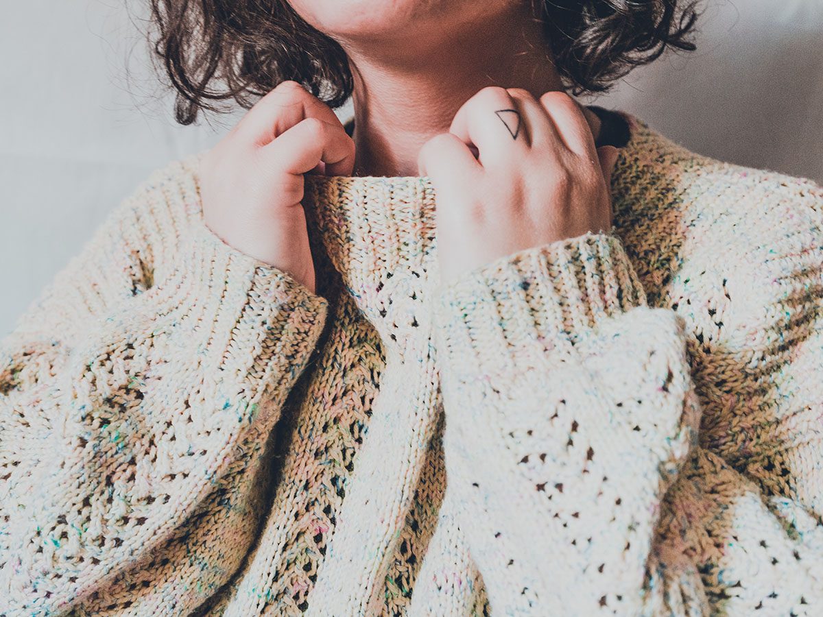 Tajemnica swędzenia wełnianych swetrów – co sprawia że naturalne włókna drażnią naszą skórę