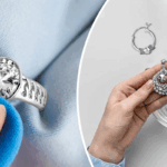 kobieta czyszcząca srebrny naszyjnik miękką szmatką na drewnianym stole