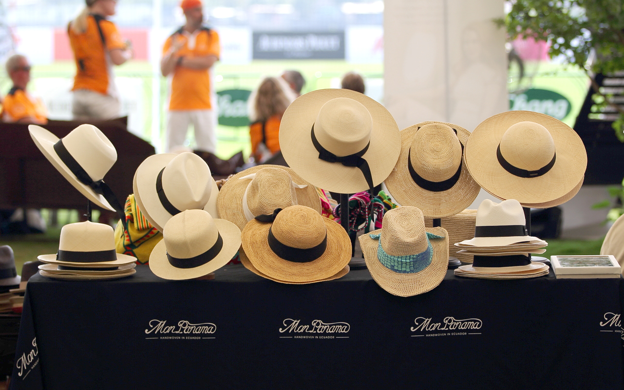 Okrągła, owalna, kwadratowa – jak dobrać kapelusz do kształtu twarzy, by wyglądać olśniewająco?