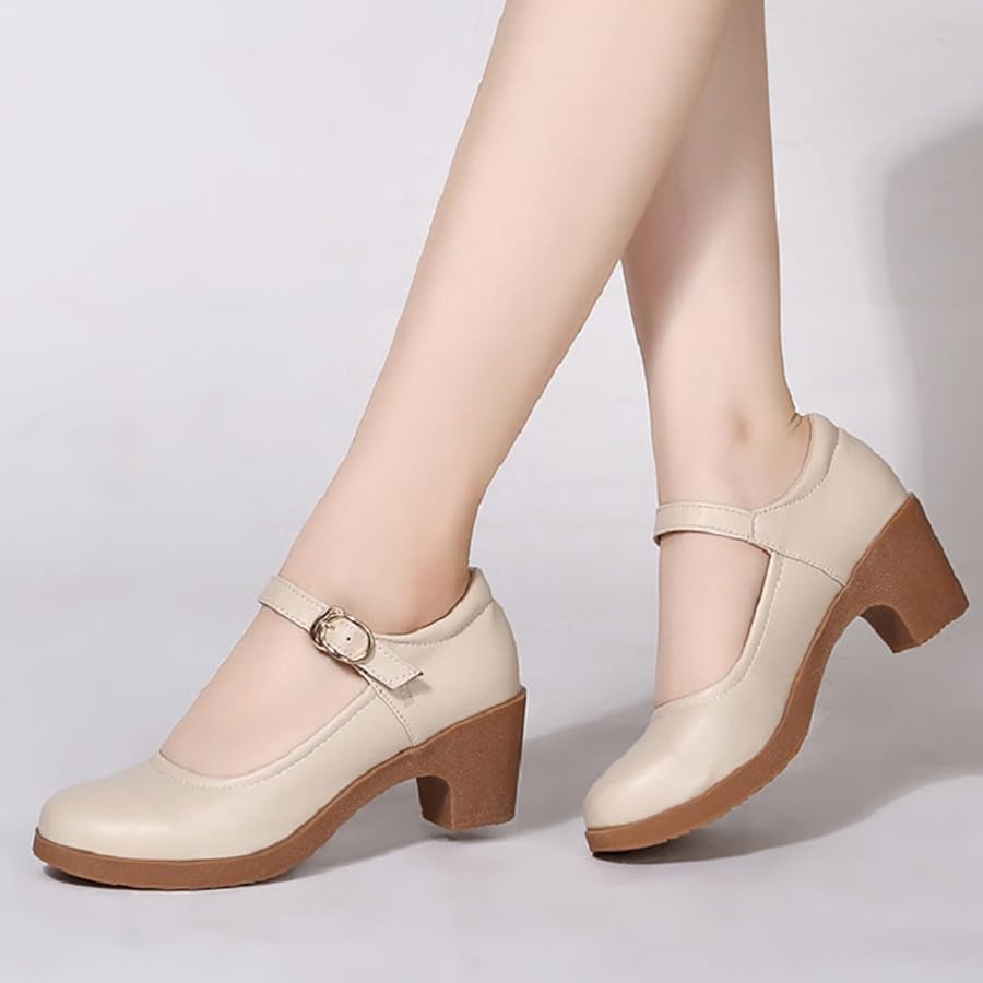 kobieta testuje szpilki chodząc po podłodze biurowej z aktówką w ręku