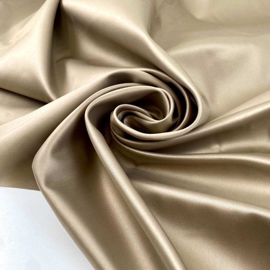 koło przędzalnicze obraca nici z lnu na tle rustykalnej wiejskiej chaty