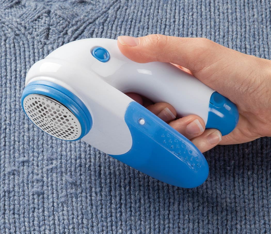 sweter po goleniu czystą powierzchnią gładki czysty sweter po usunięciu kuleczek pokazany obok golarki