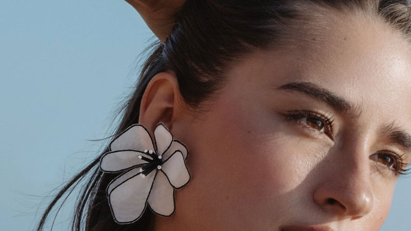 Kolczyki do krótkich włosów – jak dobrać kształt, rozmiar i styl do swojej fryzury?