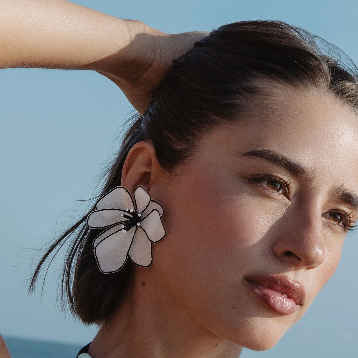 Kolczyki do krótkich włosów – jak dobrać kształt, rozmiar i styl do swojej fryzury?