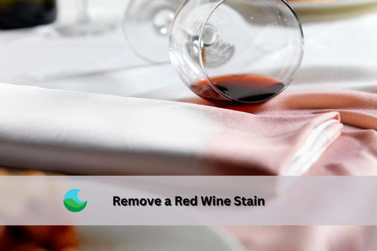 dłoń sypiąca białą sól na świeżą czerwoną plamę na tkaninie