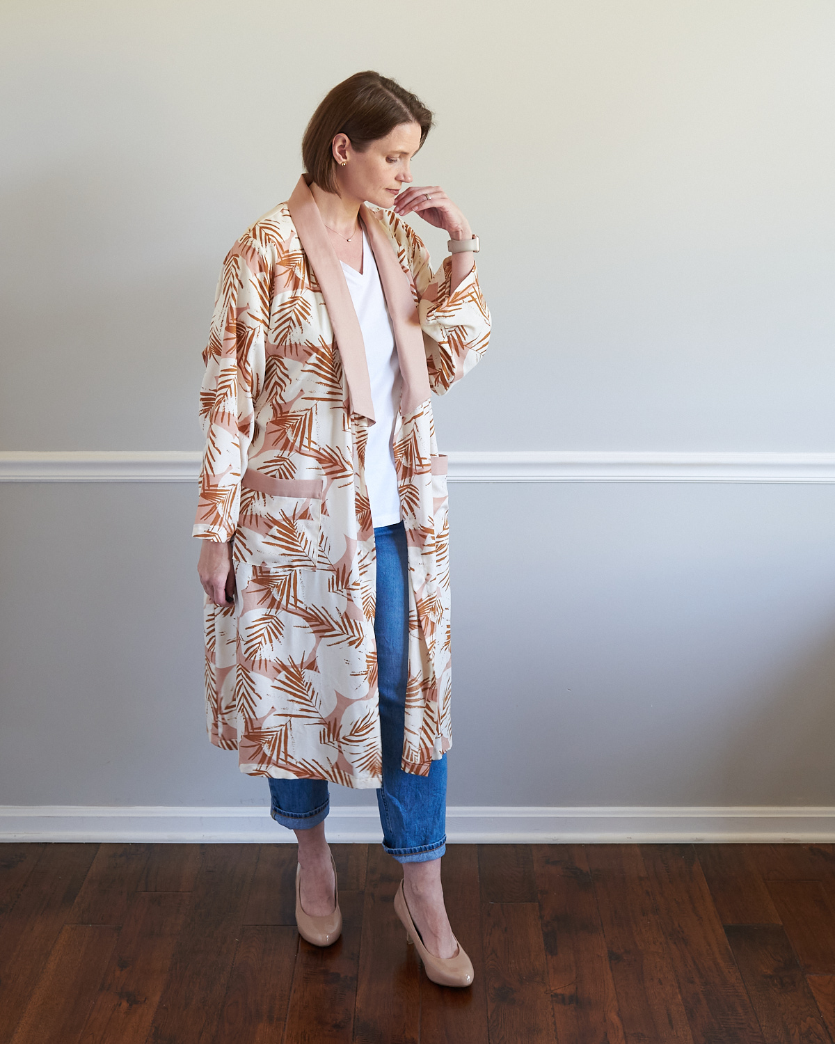 kobieta próbująca włożyć za ciasną sukienkę z wiskozy na ramiączkach