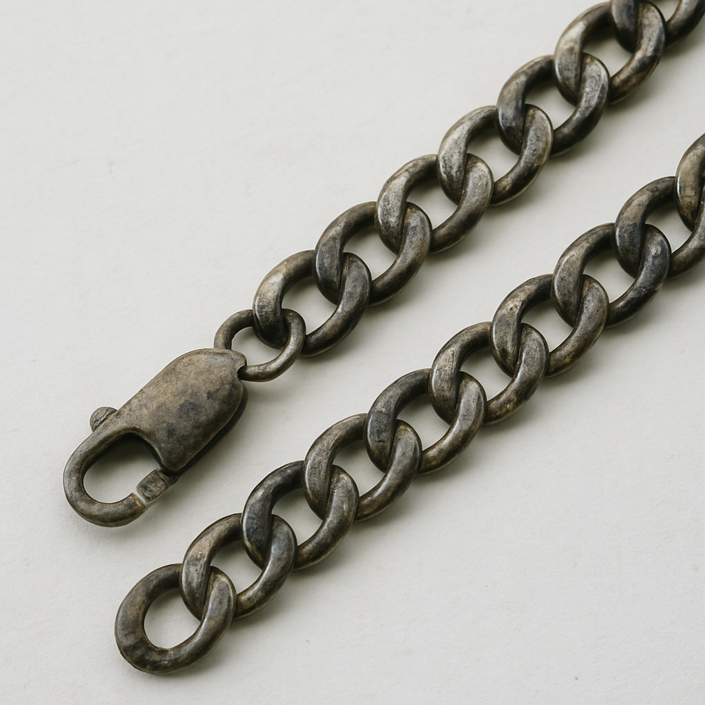 srebrna broszka wkładana do woreczka z paskiem antyoksydacyjnym