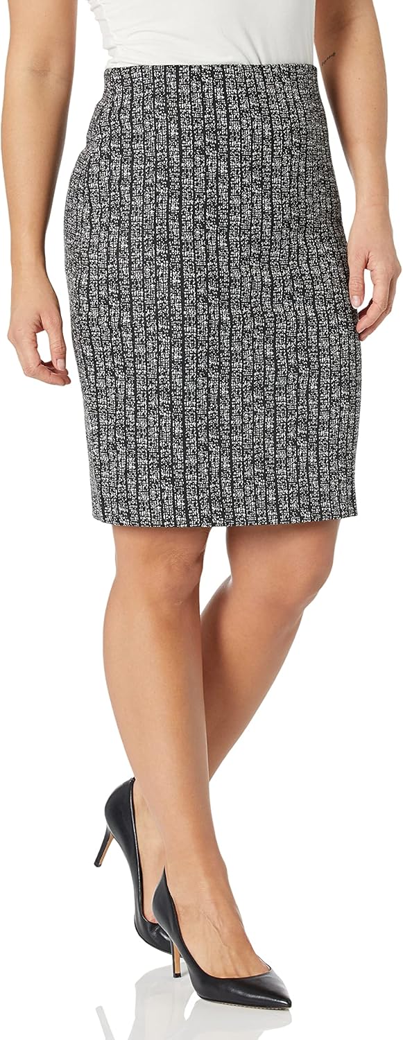 starsza pani w eleganckiej spódnicy do kostki na spacerze w parku