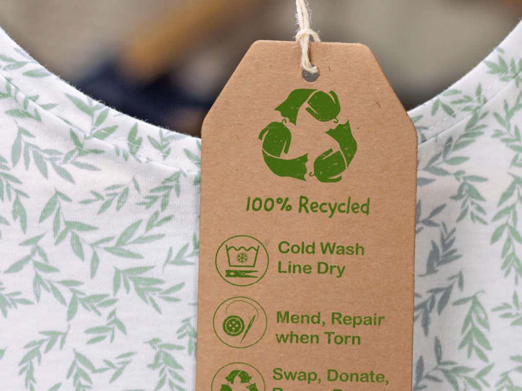 niebieska tkanina z hologramem Bluesign zwinięta w rolce obok maszyny