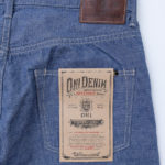 wieszaki z koszulkami spodniami i kurtkami oznaczonymi metkami certyfikatów w sklepie