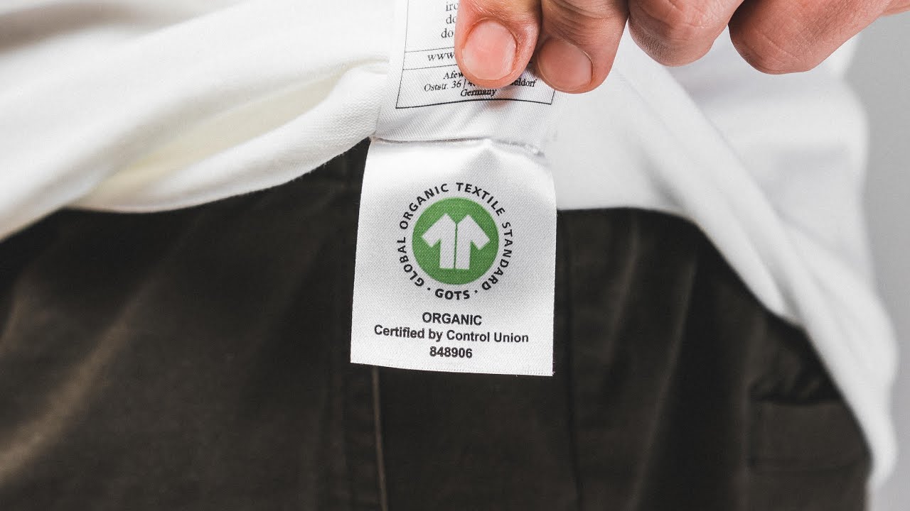 robotnicy w fabryce szyjący ubrania pod certyfikatem Fair Wear Foundation