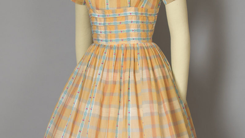 Suknie retro z lat 50. – kroje New Look i akcenty pin-up