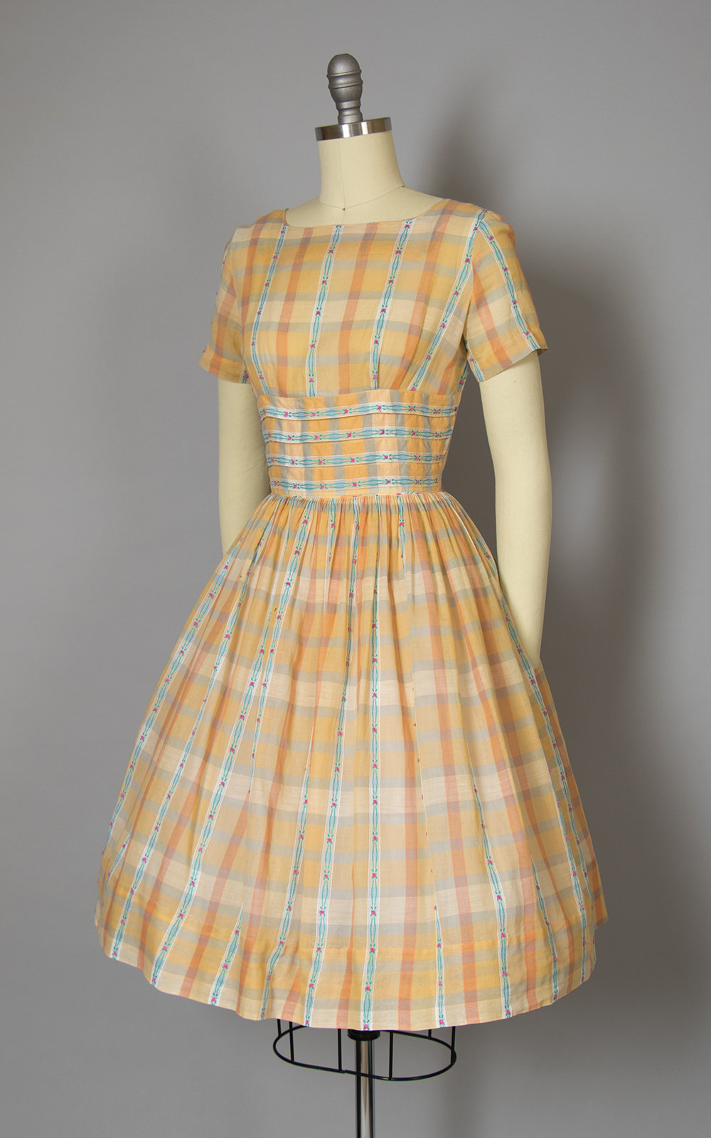 Suknie retro z lat 50. – kroje New Look i akcenty pin-up