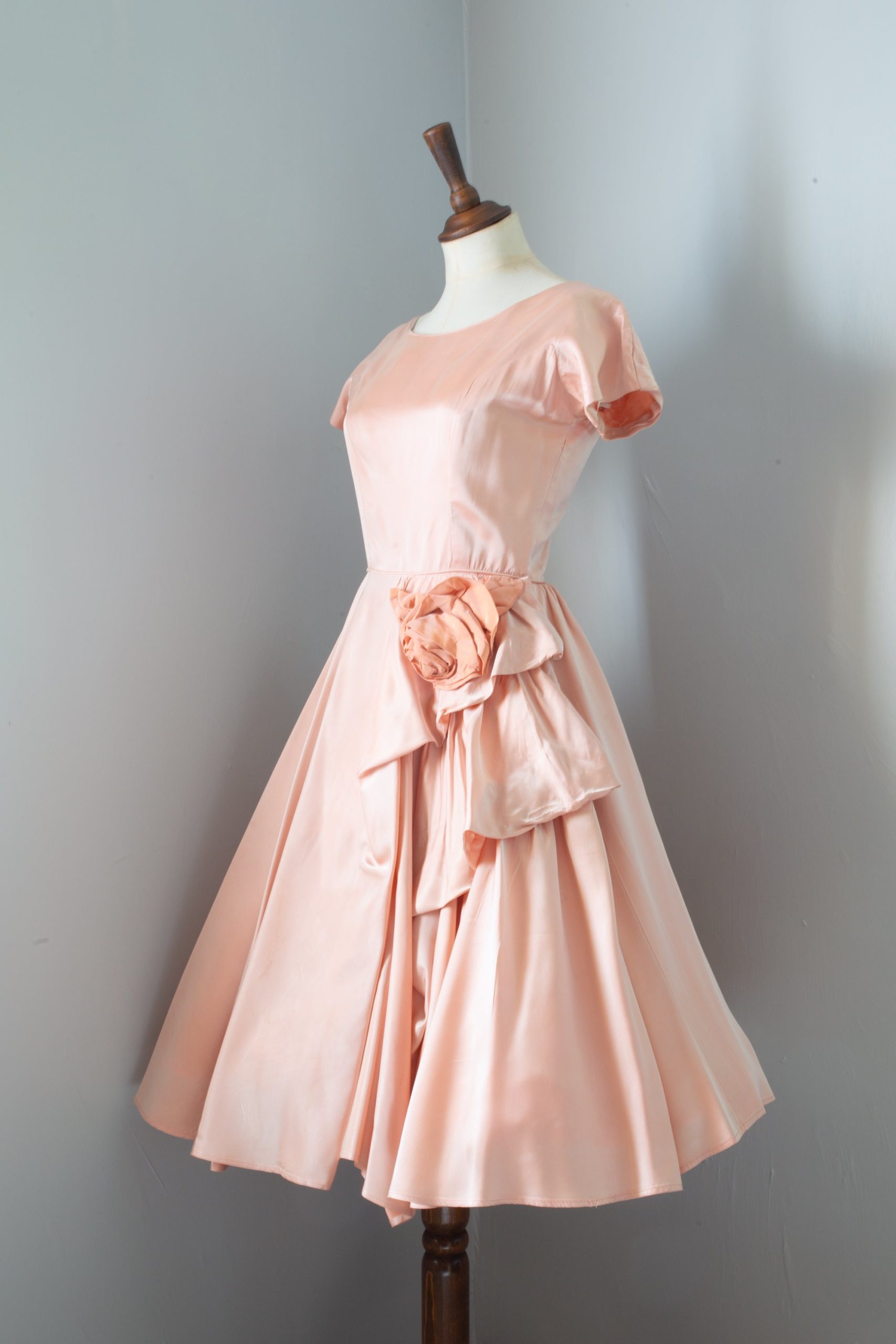 moda koktajlowa z rękawami w stylu pin-up