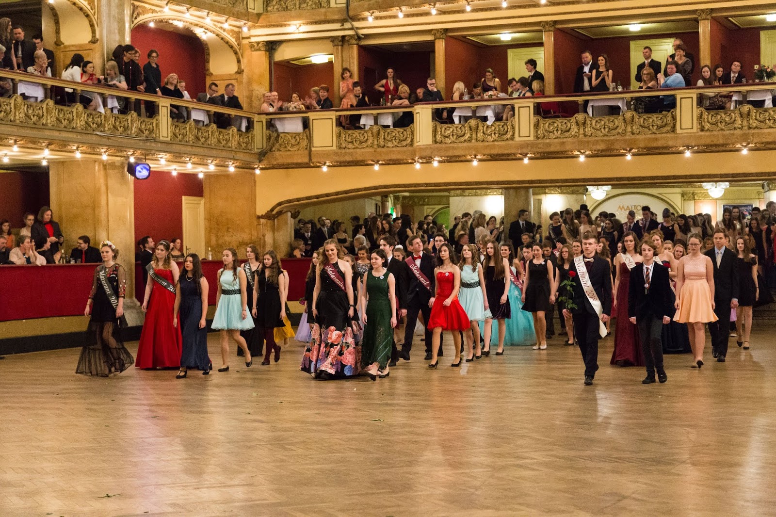 Eleganckie suknie podkreślają wyjątkowość młodych absolwentek gimnazjum